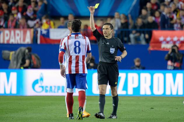 v.li.: Schiedsrichter Milorad Mazic (Serbien) zeigt Sergio Ramos (Real) und Raul Garcia (Atletico) die Gelbe Karte, Verwarnung, Yellow Card, Fussball, UEFA Champions League, Atletico Madrid - Real Madrid,  xjgx
