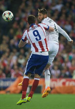 Real Madrid Defender, Sergio Ramos Garcia, number 4 . Atletico de Madrid Forward, Mario Mandzukic, number 9. Round 1 4 of the CHAMPIONS league, soccer match between Atletico de Madrid - Real Madrid at the Vicente Calderon estadium, Madrid - Spain by April 14, 2015. PHOTO: Gregorio Lopez. 