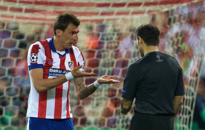 Atletico de Madrid Forward, Mario Mandzukic, number 9 . Round 1 4 of the CHAMPIONS league, soccer match between Atletico de Madrid - Real Madrid at the Vicente Calderon estadium, Madrid - Spain by April 14, 2015. PHOTO: Gregorio Lopez. 