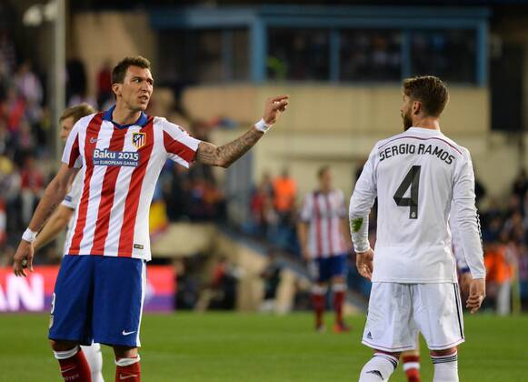 Mario Mandzukic beschwert sich nach einer verletzung bei Sergio Ramos - Champions League 2014 15, Atletico de Madrid VS Real Madrid 