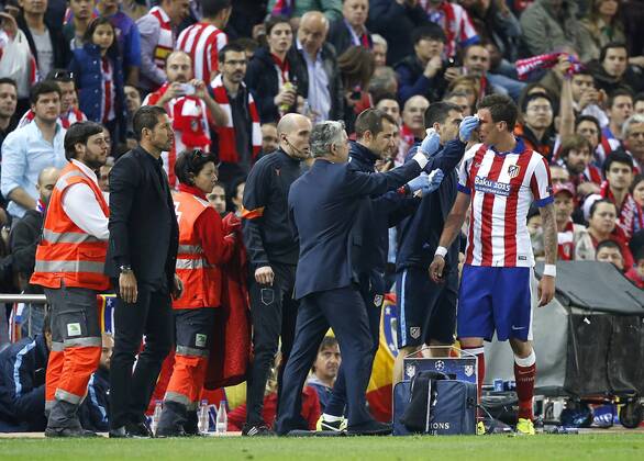 MANDZUKIC Mario Team Atletico Madrid wird behandelt UEFA Champions League Saison 2014-2015 Viertelfinale Atletico Madrid-Real Madrid am 14.April 2015 in Madrid 