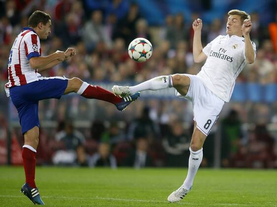 Atletico de Madrid s Koke Resurrecccion (l) and Real Madrid s Toni Kroos during Champions League 2014 2015 Quarter-finals 1st leg match.April 14,2015.  (2015041429)
