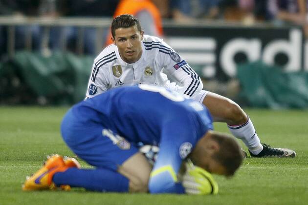 Atletico de Madrid s Jan Oblak (d) and Real Madrid s Cristiano Ronaldo during Champions League 2014 2015 Quarter-finals 1st leg match.April 14,2015.  (2015041447)