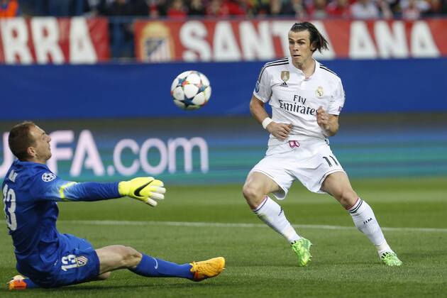 Atletico de Madrid s goalkeeper Oblak (L) and Real Madrid s Gareth Bale during quarterfinal first leg Champions League soccer match at Vicente Calderon stadium in Madrid, Spain. April 14, 2015.  (2015041400015)