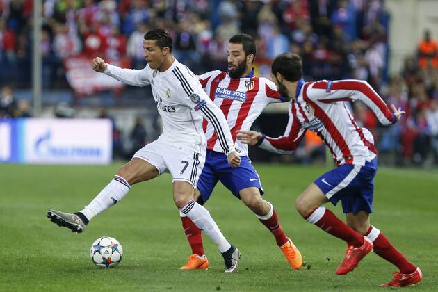 Atletico de Madrid s Arda Turan and Real Madrid s Cristiano Ronaldo (L) during quarterfinal first leg Champions League soccer match at Vicente Calderon stadium in Madrid, Spain. April 14, 2015.  (2015041400021)