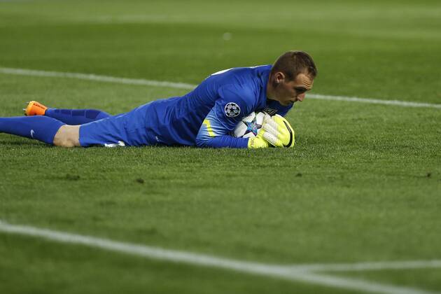 Atletico de Madrid s goalkeeper Oblak during quarterfinal first leg Champions League soccer match at Vicente Calderon stadium in Madrid, Spain. April 14, 2015.  (2015041400050)