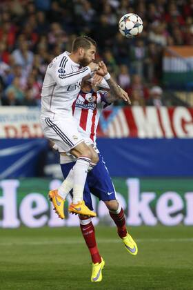 Atletico de Madrid s Mario Mandzukic (R) and Real Madrid s Sergio Ramos during quarterfinal first leg Champions League soccer match at Vicente Calderon stadium in Madrid, Spain. April 14, 2015.  (2015041400063)