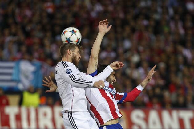 Atletico de Madrid s Raul Garcia (R) and Real Madrid s Sergio Ramos during quarterfinal first leg Champions League soccer match at Vicente Calderon stadium in Madrid, Spain. April 14, 2015.  (2015041400085)