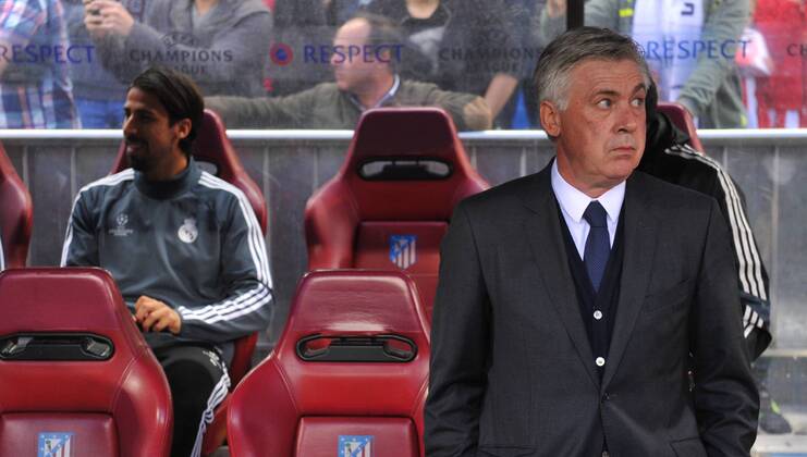 14.04.2015, Fussball UEFA Champions League, Atletico Madrid - Real Madrid, v.l. Sami Khedira (Real Madrid) - Carlo Ancelotti (Real Madrid Coach)