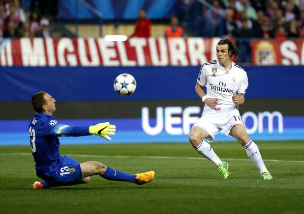 First leg of 1 4 Champions League match between Atletico Madrid and Real Madrid. In this picture, Gareth Bale and Jan Oblak. xFOTOxCHEMAxREYx 
