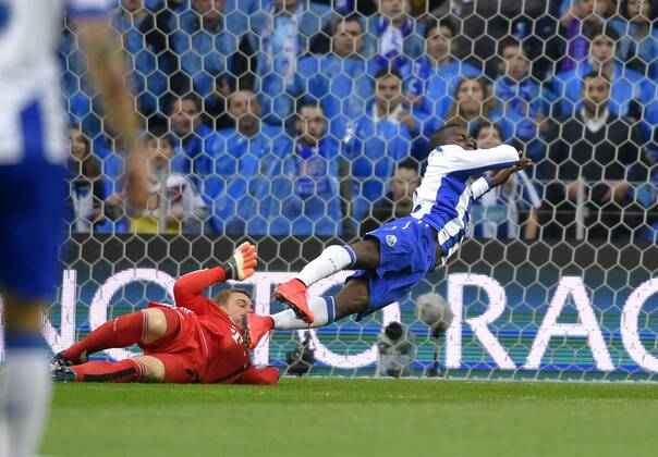 15.04.2015, Fussball Championsleague 2014 2015, Viertelfinale Hinspiel, FC Porto - FC Bayern München, im Estadio Dragao in Porto (Portugal). Torwart Manuel Neuer (li, Bayern) foult Jackson Martinez (FC Porto) im Strafraum, es gibt Elfmeter. 