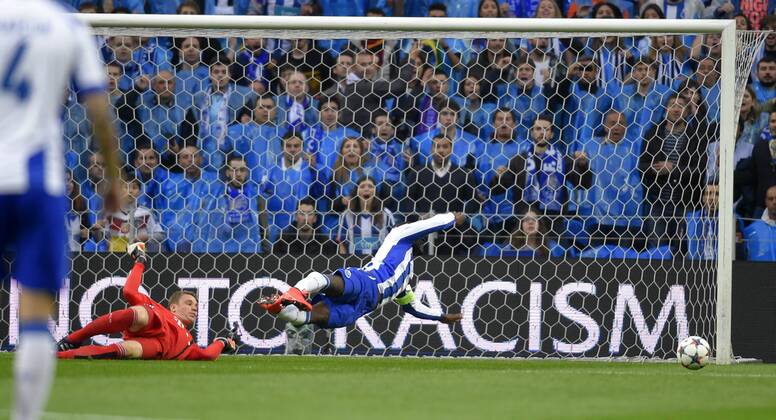 15.04.2015, Fussball Championsleague 2014 2015, Viertelfinale Hinspiel, FC Porto - FC Bayern München, im Estadio Dragao in Porto (Portugal). Torwart Manuel Neuer (li, Bayern) foult Jackson Martinez (FC Porto) im Strafraum, es gibt Elfmeter. 