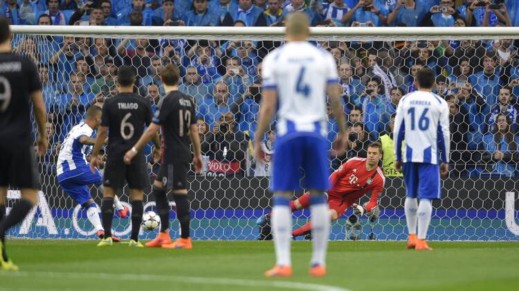 15.04.2015, Fussball Championsleague 2014 2015, Viertelfinale Hinspiel, FC Porto - FC Bayern München, im Estadio Dragao in Porto (Portugal). Ricardo Quaresma (FC Porto) erzielt mit diesem Elfmeter gegen Torwart Manuel Neuer (Bayern) das Tor zum 1:0. 