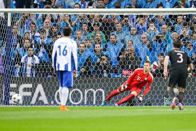 Manuel Neuer 1 (FC Bayern Muenchen) konnte den Elfmeter nicht halten , FC Porto vs. FC Bayern Muenchen, Fussball, Champions League, 15.04.2015 EP_ckt