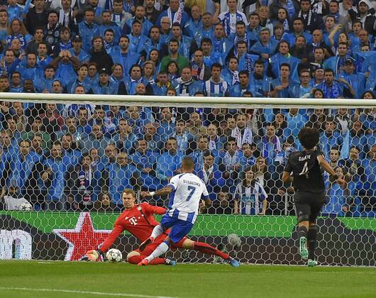 15.04.2015, Fussball Championsleague 2014 2015, Viertelfinale Hinspiel, FC Porto - FC Bayern München, im Estadio Dragao in Porto (Portugal). Gegentor zum 2:0, Torwart Manuel Neuer (li, Bayern) kassiert das 2:0 gegen Ricardo Quaresma (FC Porto). 
