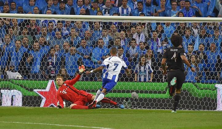 15.04.2015, Fussball Championsleague 2014 2015, Viertelfinale Hinspiel, FC Porto - FC Bayern München, im Estadio Dragao in Porto (Portugal). Gegentor zum 2:0, Torwart Manuel Neuer (li, Bayern) kassiert das 2:0 gegen Ricardo Quaresma (FC Porto). 