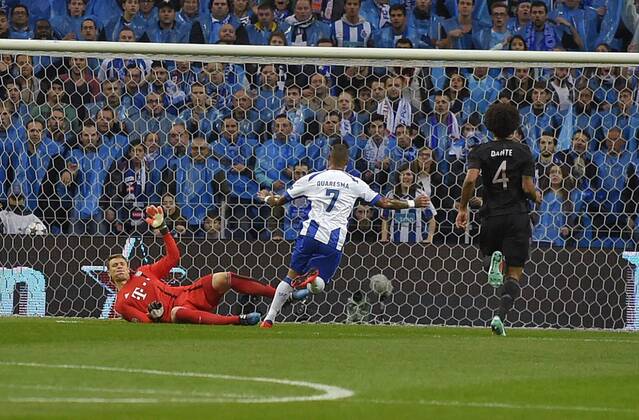 15.04.2015, Fussball Championsleague 2014 2015, Viertelfinale Hinspiel, FC Porto - FC Bayern München, im Estadio Dragao in Porto (Portugal). Gegentor zum 2:0, Torwart Manuel Neuer (li, Bayern) kassiert das 2:0 gegen Ricardo Quaresma (FC Porto). 