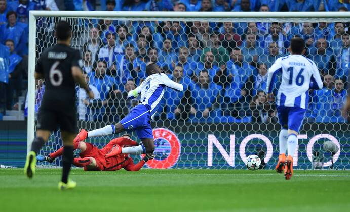 FUSSBALL CHAMPIONS LEAGUE SAISON 2014 2015 VIERTELFINAL HINSPIEL FC Porto - FC Bayern Muenchen 15.04.2015 Torwart Manuel Neuer (am Boden, FC Bayern Muenchen) foult Jackson Martinez (re, FC Porto) elfmetereif. 