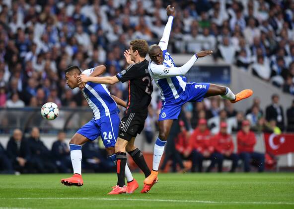 FUSSBALL CHAMPIONS LEAGUE SAISON 2014 2015 VIERTELFINAL HINSPIEL FC Porto - FC Bayern Muenchen 15.04.2015 Alex Sandro (li) und Bruno Martins Indi (re, beide FC Porto) gegen Thomas Mueller (Mitte, FC Bayern Muenchen) 