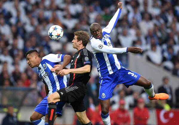 FUSSBALL CHAMPIONS LEAGUE SAISON 2014 2015 VIERTELFINAL HINSPIEL FC Porto - FC Bayern Muenchen 15.04.2015 Alex Sandro (li) und Bruno Martins Indi (re, beide FC Porto) gegen Thomas Mueller (Mitte, FC Bayern Muenchen) 