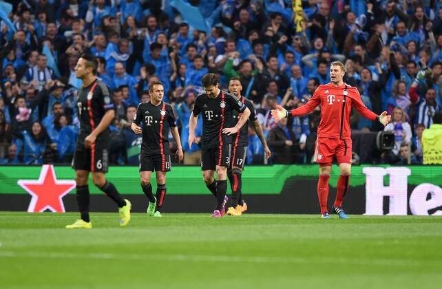 FUSSBALL CHAMPIONS LEAGUE SAISON 2014 2015 VIERTELFINAL HINSPIEL FC Porto - FC Bayern Muenchen 15.04.2015 Enttaeuschte Bayern: Thiago Alcantara, Rafinha, Xabi Alonso, Jerome Boateng und Torwart Manuel Neuer (v.l., alle FC Bayern Muenchen) 