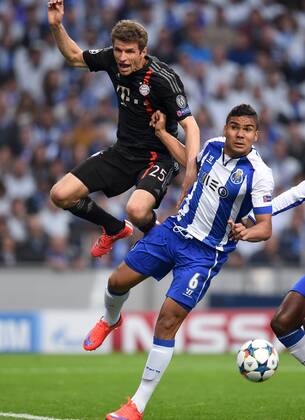 FUSSBALL CHAMPIONS LEAGUE SAISON 2014 2015 VIERTELFINAL HINSPIEL FC Porto - FC Bayern Muenchen 15.04.2015 Casemiro (re, FC Porto) gegen Thomas Mueller (li, FC Bayern Muenchen) 