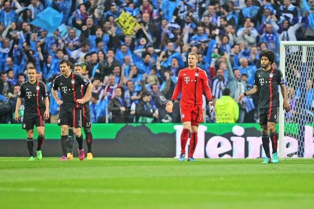 l-r: enttaeuschung bei Rafinha 13 (FC Bayern Muenchen), Xabi Alonso 3 (FC Bayern Muenchen), Manuel Neuer 1 (FC Bayern Muenchen), Dante 4 (FC Bayern Muenchen) , FC Porto vs. FC Bayern Muenchen, Fussball, Champions League, 15.04.2015 EP_ckt