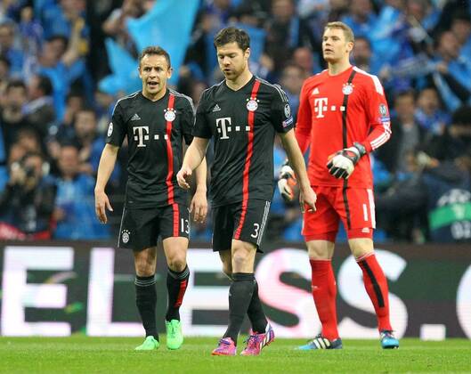 l-r: enttaeuschung bei Rafinha 13 (FC Bayern Muenchen), Xabi Alonso 3 (FC Bayern Muenchen), Manuel Neuer 1 (FC Bayern Muenchen), FC Porto vs. FC Bayern Muenchen, Fussball, Champions League, 15.04.2015 EP_ckt