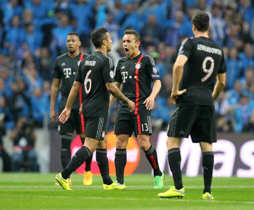 l-r: enttaeuschung bei Thiago Alcantara 6 (FC Bayern Muenchen), Rafinha 13 (FC Bayern Muenchen), Robert Lewandowski 9 (FC Bayern Muenchen) , FC Porto vs. FC Bayern Muenchen, Fussball, Champions League, 15.04.2015 EP_ckt