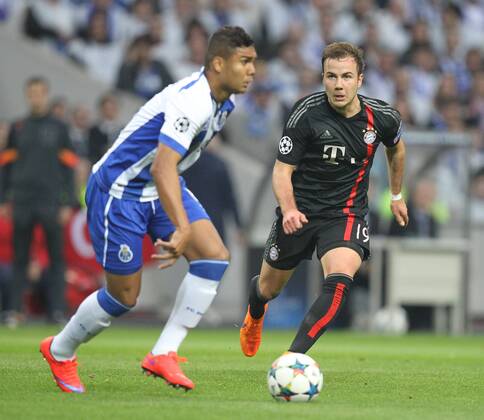 l-r: im Zweikampf, Aktion, mit Casemiro 6 (FC Porto) und Mario Goetze 19 (FC Bayern Muenchen) , FC Porto vs. FC Bayern Muenchen, Fussball, Champions League, 15.04.2015 EP_ckt
