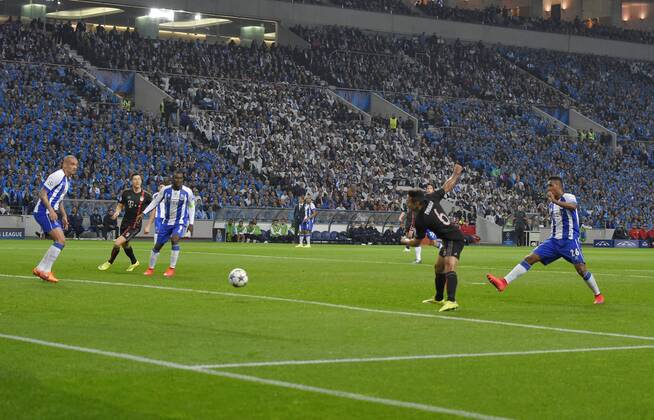 15.04.2015, Fussball Championsleague 2014 2015, Viertelfinale Hinspiel, FC Porto - FC Bayern München, im Estadio Dragao in Porto (Portugal). Torschuss zum 1:2 von Thiago (2.v.re, Bayern München). 