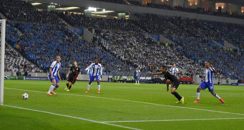 15.04.2015, Fussball Championsleague 2014 2015, Viertelfinale Hinspiel, FC Porto - FC Bayern München, im Estadio Dragao in Porto (Portugal). Torschuss zum 1:2 von Thiago (2.v.re, Bayern München). 