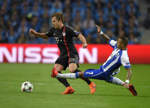 15.04.2015, Fussball Championsleague 2014 2015, Viertelfinale Hinspiel, FC Porto - FC Bayern München, im Estadio Dragao in Porto (Portugal). v.li: Mario Götze (Bayern) gegen Ricardo Quaresma (FC Porto). 