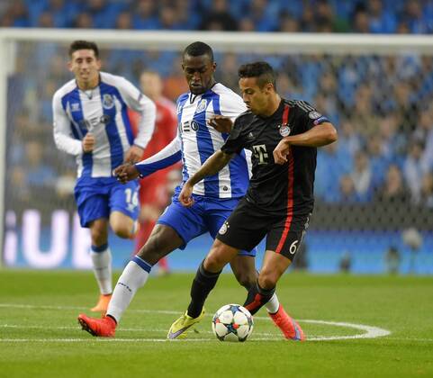 15.04.2015, Fussball Championsleague 2014 2015, Viertelfinale Hinspiel, FC Porto - FC Bayern München, im Estadio Dragao in Porto (Portugal). v.li Jackson Martinez (FC Porto) gegen Thiago (Bayern München). 