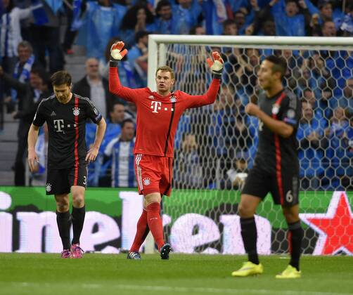 15.04.2015, Fussball Championsleague 2014 2015, Viertelfinale Hinspiel, FC Porto - FC Bayern München, im Estadio Dragao in Porto (Portugal). Torwart Manuel Neuer (mitte,Bayern) schimpft nach einem Gegentor, li: Xabi Alonso (Bayern München). 