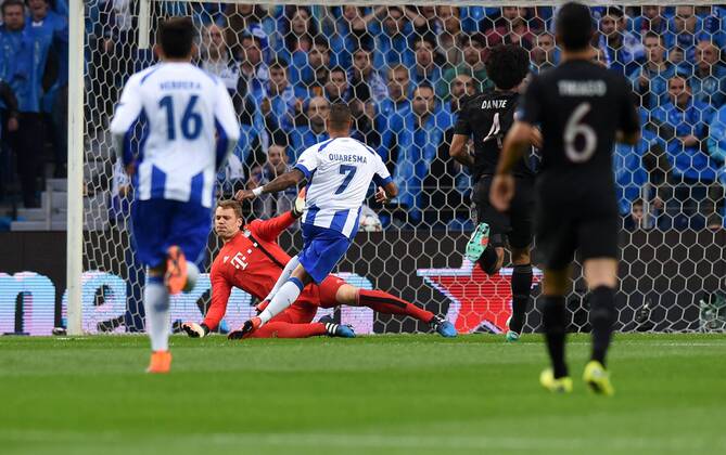 FUSSBALL CHAMPIONS LEAGUE SAISON 2014 2015 VIERTELFINALE HINSPIEL FC Porto - FC Bayern Muenchen 15.04.2015 Ricardo Quaresma (vorn, FC Porto) erzielt gegen Torwart Manuel Neuer (FC Bayern Muenchen) das Tor zum 2:0 