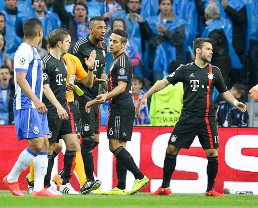 enttaeuschung bei den Spielern ueber den Elfmeter, gelbe Karte, Verwarnung, , FC Porto vs. FC Bayern Muenchen, Fussball, Champions League, 15.04.2015 EP_ckt