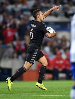 FUSSBALL CHAMPIONS LEAGUE SAISON 2014 2015 VIERTELFINALE HINSPIEL FC Porto - FC Bayern Muenchen 15.04.2015 Thiago Alcantara (FC Bayern Muenchen) freut sich nach dem Anschlusstreffer zum 2:1 