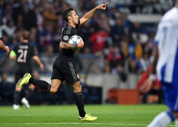 FUSSBALL CHAMPIONS LEAGUE SAISON 2014 2015 VIERTELFINALE HINSPIEL FC Porto - FC Bayern Muenchen 15.04.2015 Thiago Alcantara (FC Bayern Muenchen) freut sich nach dem Anschlusstreffer zum 2:1 