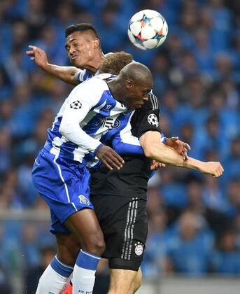 FUSSBALL CHAMPIONS LEAGUE SAISON 2014 2015 VIERTELFINALE HINSPIEL FC Porto - FC Bayern Muenchen 15.04.2015 Bruno Martins Indi (vorn) und Alex Sandro (hinten, beide FC Porto) lassen Thomas Mueller (Mitte, FC Bayern Muenchen) keine Chance 