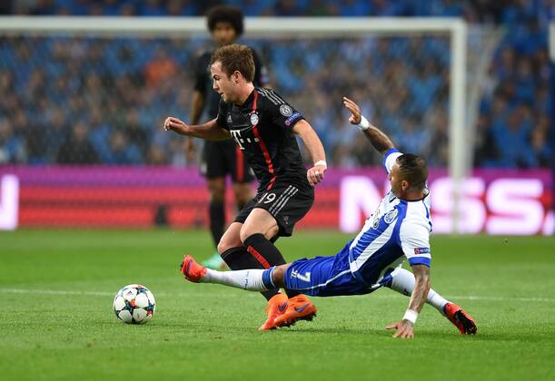 FUSSBALL CHAMPIONS LEAGUE SAISON 2014 2015 VIERTELFINALE HINSPIEL FC Porto - FC Bayern Muenchen 15.04.2015 Mario Goetze (li, FC Bayern Muenchen) einteilt Ricardo Quaresma (re, FC Porto) 