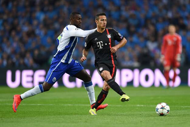 FUSSBALL CHAMPIONS LEAGUE SAISON 2014 2015 VIERTELFINALE HINSPIEL FC Porto - FC Bayern Muenchen 15.04.2015 Jackson Martinez (li, FC Porto) gegen Thiago Alcantara (re, FC Bayern Muenchen) 