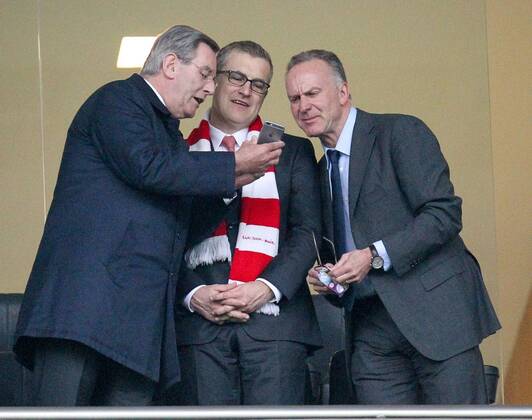 l-r: Aufsichtsratsvorsitzender und Praesident Karl Hopfner (FC Bayern Muenchen), stellvertretenden Vorstandsvorsitzenden Jan-Christian Dreesen (FC Bayern Muenchen) und Vorstandsvorsitzender Karl-Heinz Rummenigge (FC Bayern Muenchen) gut gelaunt mit Handy , FC Porto vs. FC Bayern Muenchen, Fussball, Champions League, 15.04.2015 EP_ckt