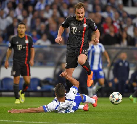 15.04.2015, Fussball Championsleague 2014 2015, Viertelfinale Hinspiel, FC Porto - FC Bayern München, im Estadio Dragao in Porto (Portugal). Mario Götze (oben, Bayern) gegen Casemiro (FC Porto). 