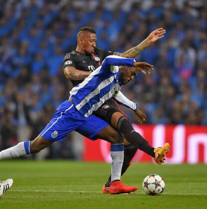 15.04.2015, Fussball Championsleague 2014 2015, Viertelfinale Hinspiel, FC Porto - FC Bayern München, im Estadio Dragao in Porto (Portugal). Jerome Boateng (Bayern) gegen Jackson Martinez (FC Porto). 