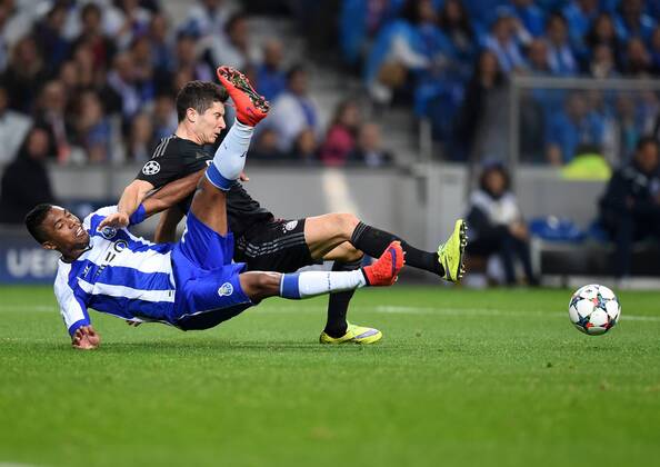FUSSBALL CHAMPIONS LEAGUE SAISON 2014 2015 VIERTELFINALE HINSPIEL FC Porto - FC Bayern Muenchen 15.04.2015 Alex Sandro (li, FC Porto) gegen Robert Lewandowski (re, FC Bayern Muenchen) 