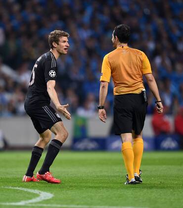 FUSSBALL CHAMPIONS LEAGUE SAISON 2014 2015 VIERTELFINALE HINSPIEL FC Porto - FC Bayern Muenchen 15.04.2015 Thomas Mueller (li, FC Bayern Muenchen) reklamiert bei Schiedsrichter Carlos Velasco Carballo (re) 