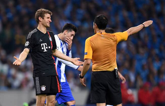 FUSSBALL CHAMPIONS LEAGUE SAISON 2014 2015 VIERTELFINALE HINSPIEL FC Porto - FC Bayern Muenchen 15.04.2015 Thomas Mueller (li, FC Bayern Muenchen) reklamiert bei Schiedsrichter Carlos Velasco Carballo (re) 