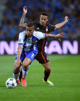 FUSSBALL CHAMPIONS LEAGUE SAISON 2014 2015 VIERTELFINALE HINSPIEL FC Porto - FC Bayern Muenchen 15.04.2015 Danilo (vorn, FC Porto) gegen Thiago Alcantara (FC Bayern Muenchen) 