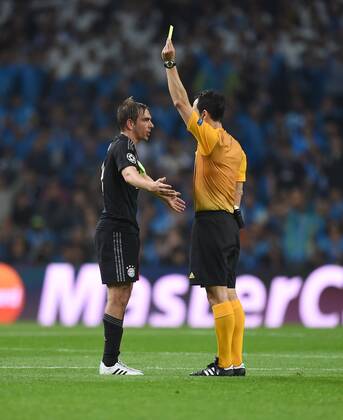 FUSSBALL CHAMPIONS LEAGUE SAISON 2014 2015 VIERTELFINALE HINSPIEL FC Porto - FC Bayern Muenchen 15.04.2015 Philipp Lahm (li, FC Bayern Muenchen) reklamiert bei Schiedsrichter Carlos Velasco Carballo (re), der ihm nebenbei noch die Gelbe Karte zeigt 